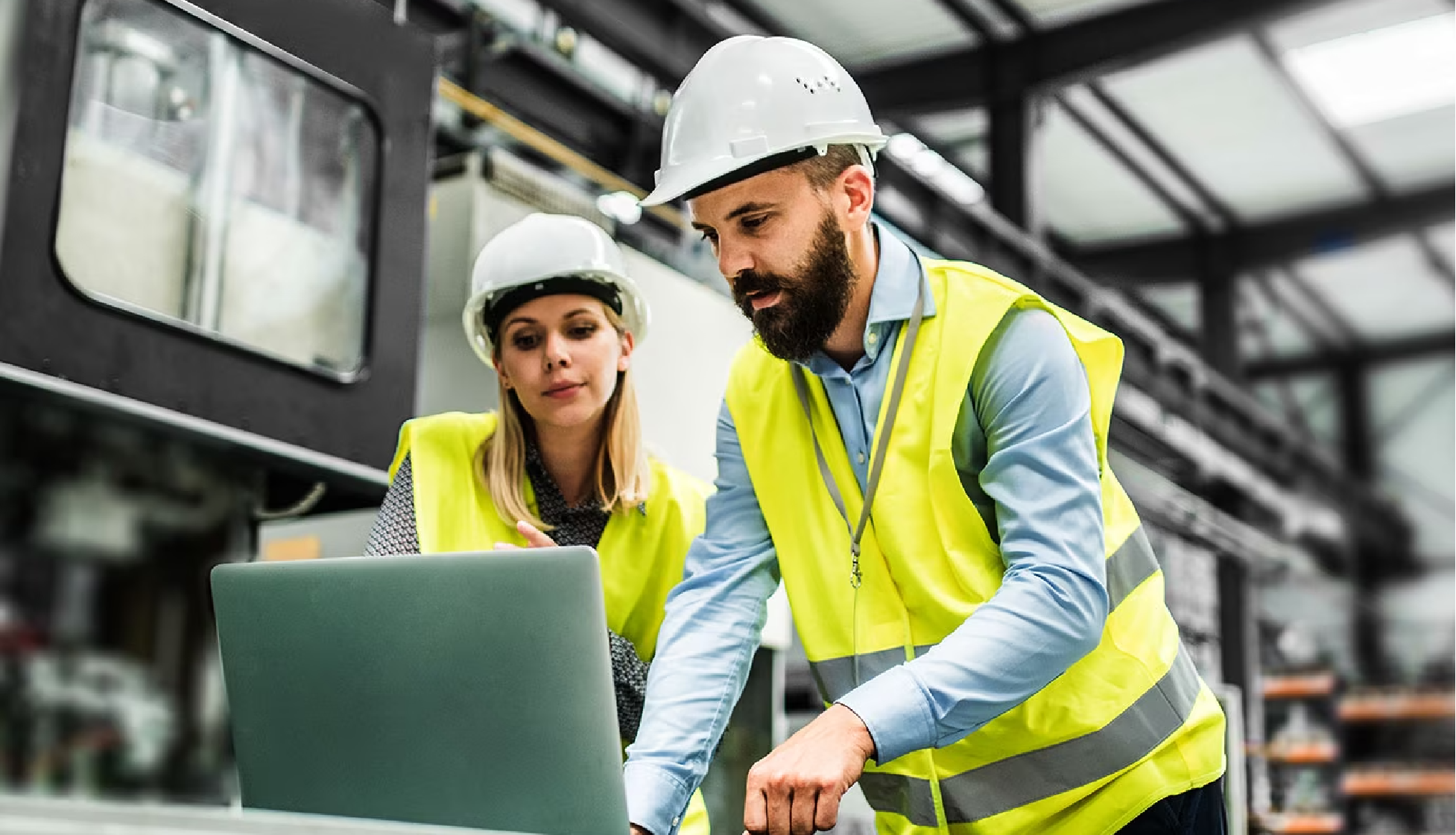 Завод производство. Работник завода. Работник фабрики. Factory worker smiling working. Люди на заводе.